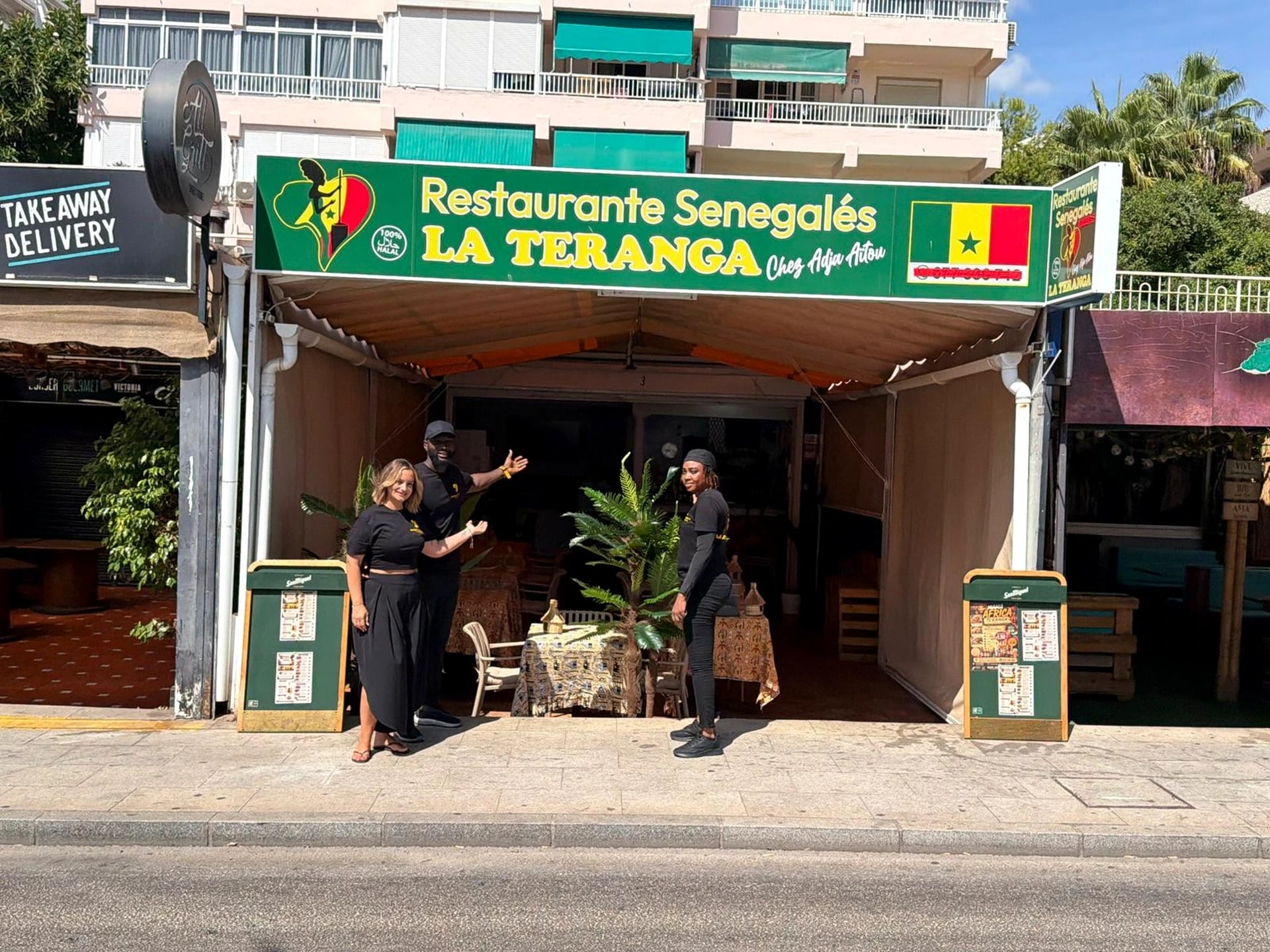 Equipo de Mama Africa La Teranga en la entrada