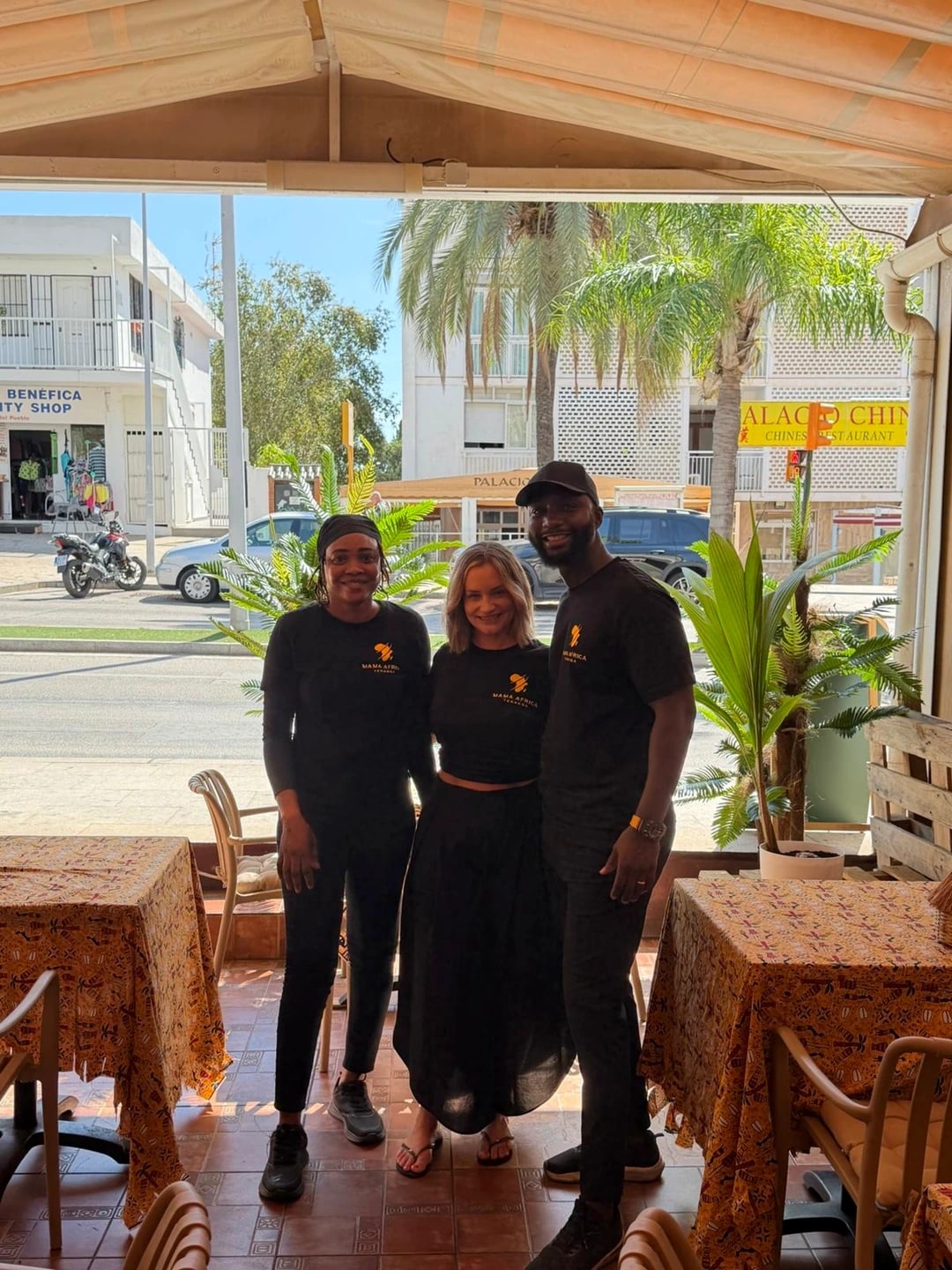 Equipo de Mama Africa La Teranga en la terraza