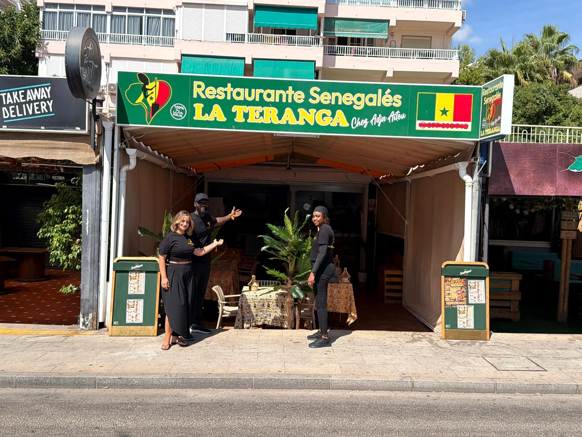 Equipo de Mama Africa La Teranga en la entrada