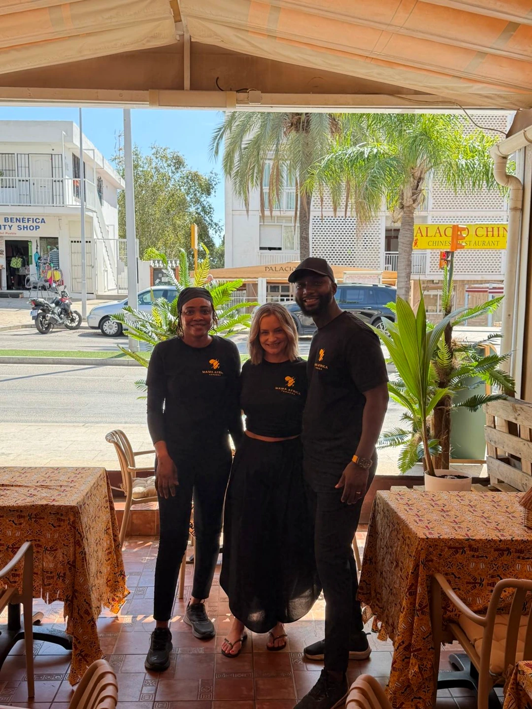 Equipo de Mama Africa La Teranga en la terraza